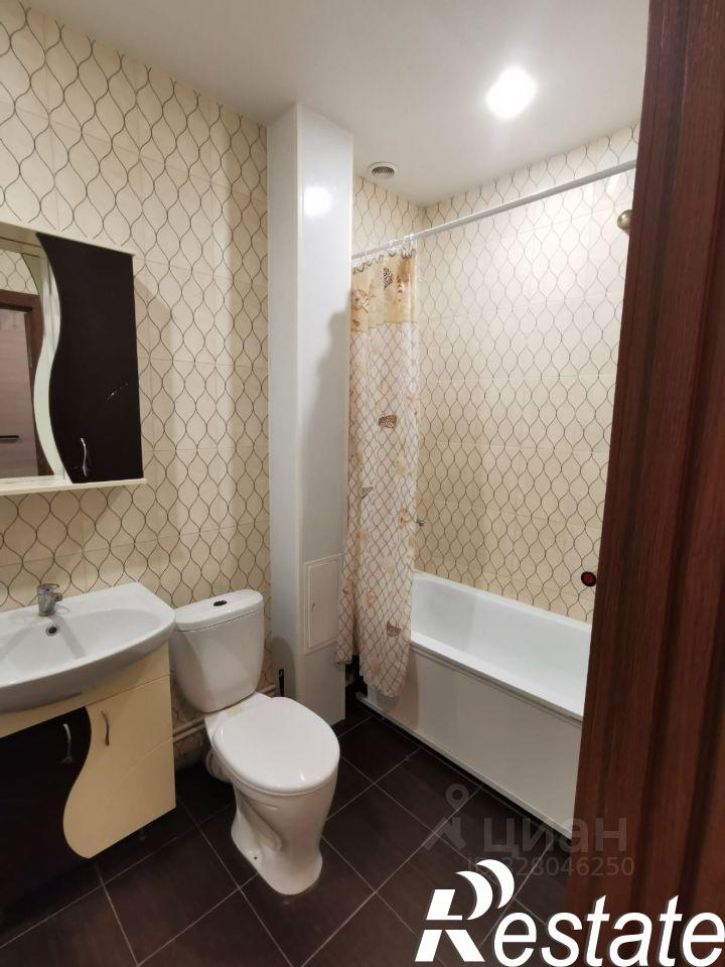 2-комн квартира улица Защитников Отечества, 21,  д. 21
